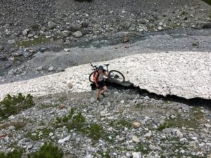 Im Val Mora unerwartete Hindernisse auf dem Trail